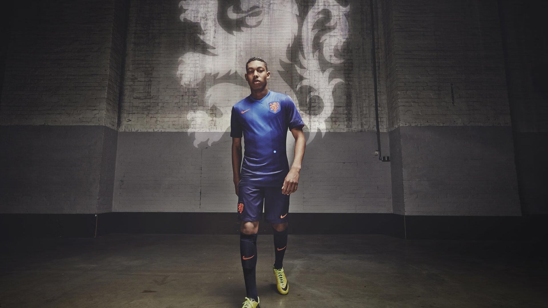 国足集结号吹响!国脚牺牲休假提前归队,归化球员却缺席迪拜会合