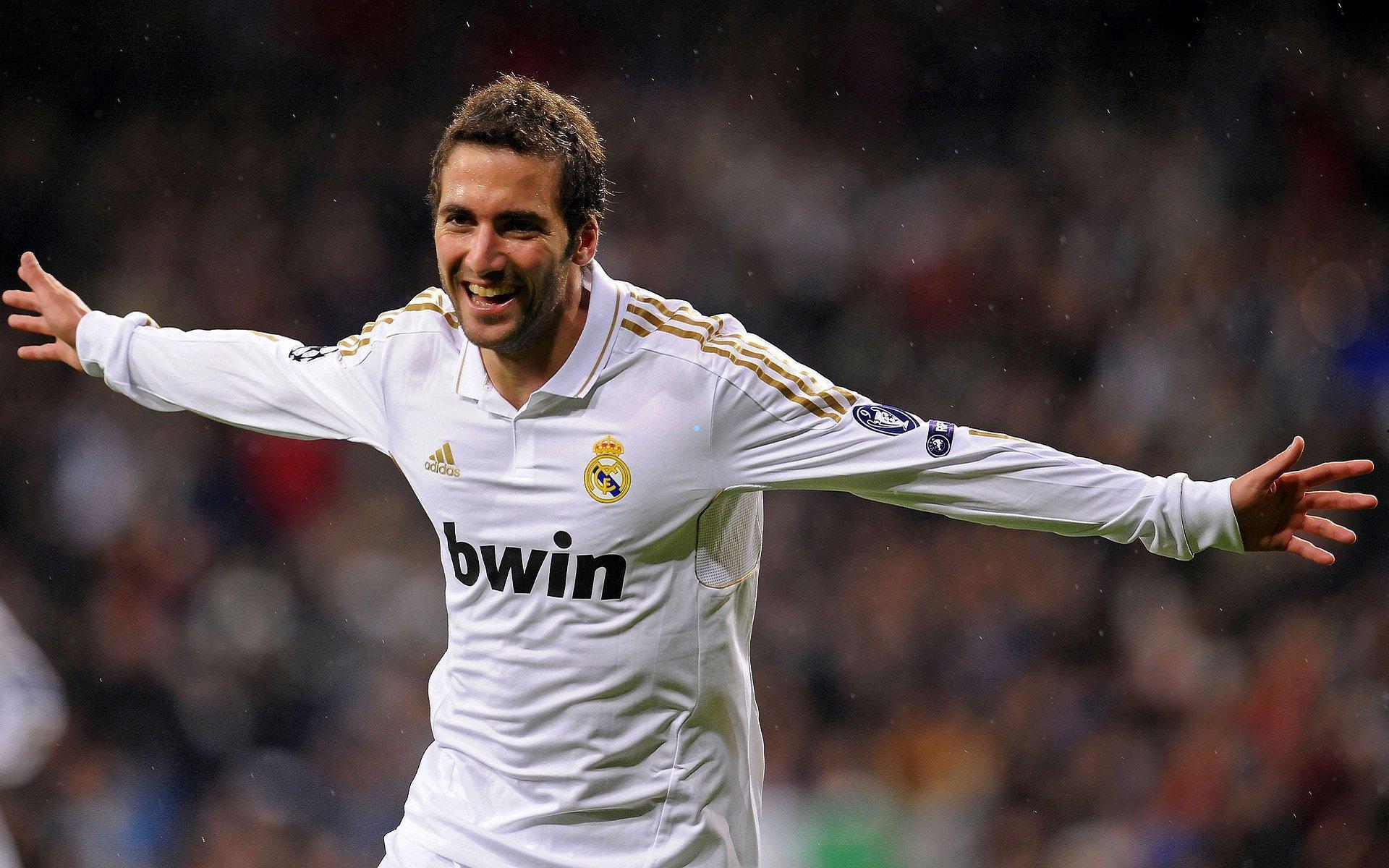 邮报曝切尔西加入阿尔瓦雷斯争夺战，2025年夏窗或与巴黎巴萨引爆转会风暴